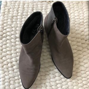 Aquatalia Water-resistant Taupe Suede Ankle Boot Bootie, Made in Italy, 9.5 / 10